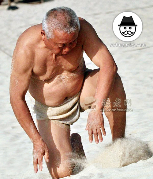 Old daddy wore a underwear was playing sands on the beach_10