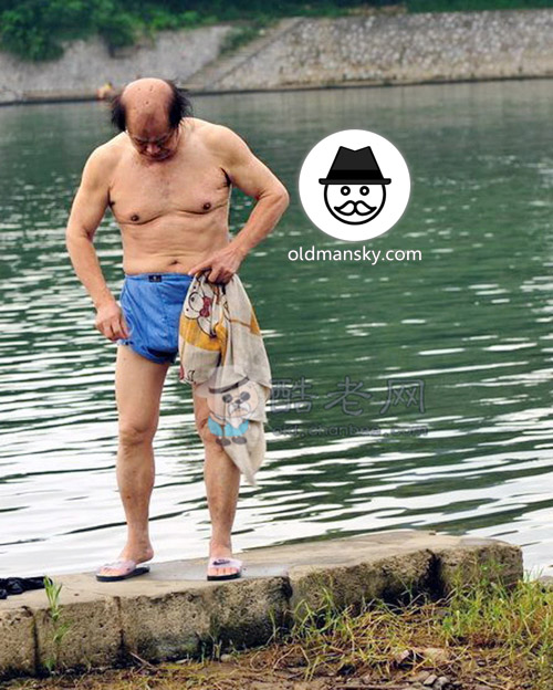 Swimming old daddy was changing his underwear by the lake_05