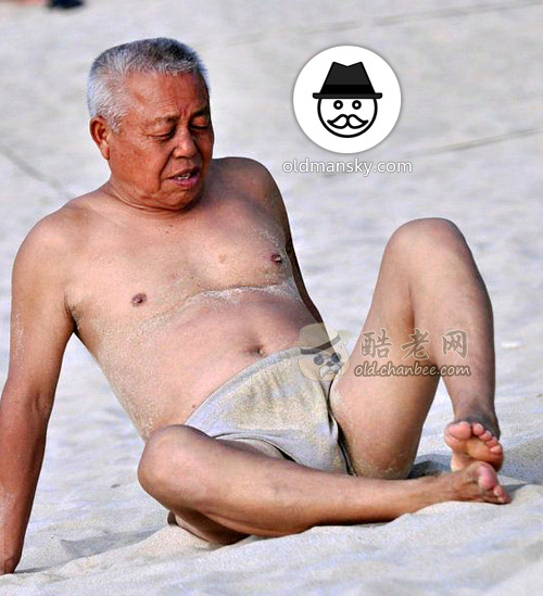 Old daddy wore a underwear was playing sands on the beach_02