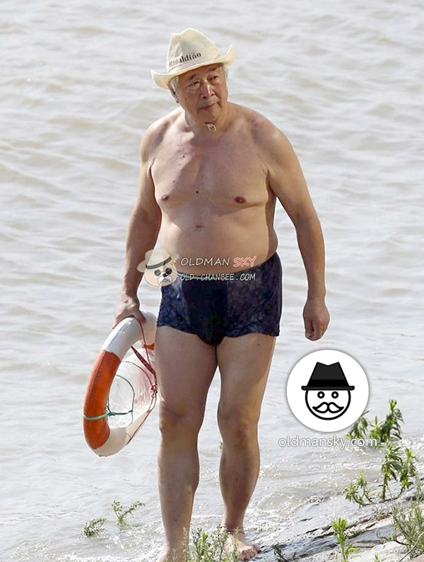 White hair swimming old man wore a black underwear got out of the river_05