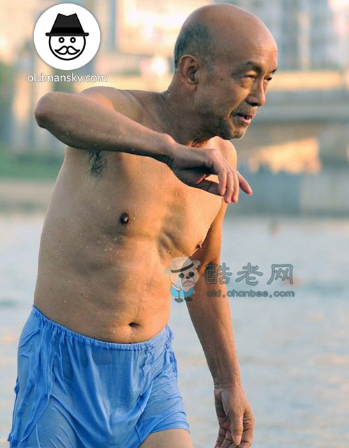 Old daddy wore a blue underwear went swimming by the river_04