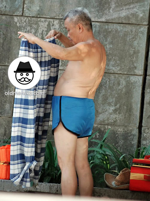 Old daddy wore a blue underwear went swimming_02