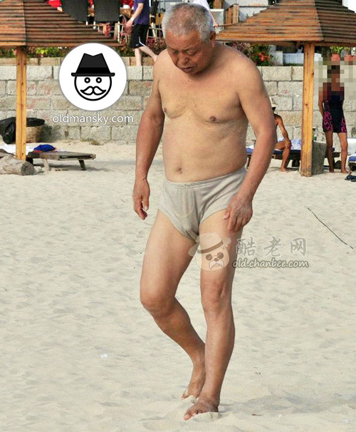 Old daddy wore a underwear was playing sands on the beach_15