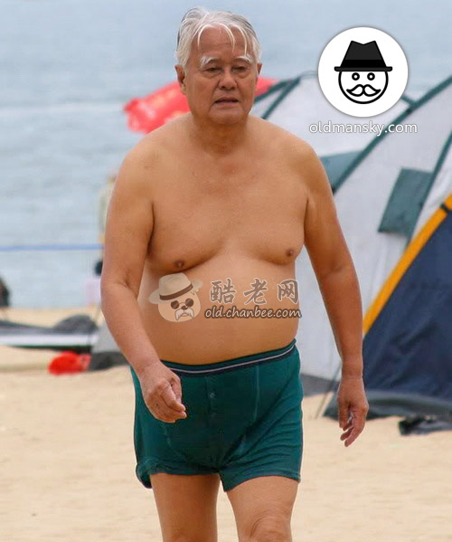 White hair swimming old man wore a boxer underwear walked on the beach_04