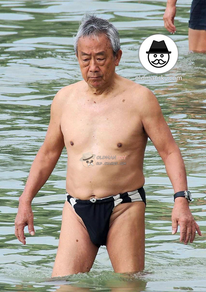 Swimming old man wore a black underwear stood in the water_09