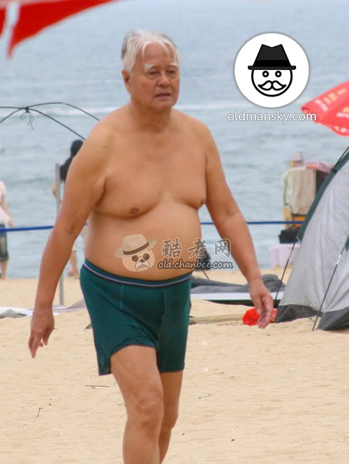 White hair swimming old man wore a boxer underwear walked on the beach_02