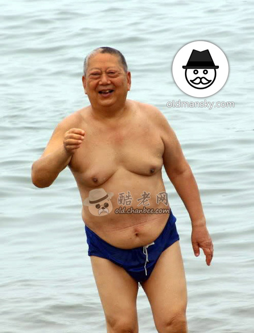 Chub swimming old daddy wore a deep blue underwear at the sea_03