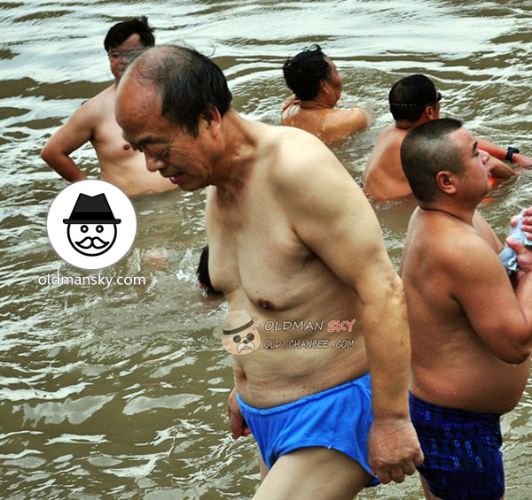 Swimming old daddy wore a blue underwear stood in the water_02