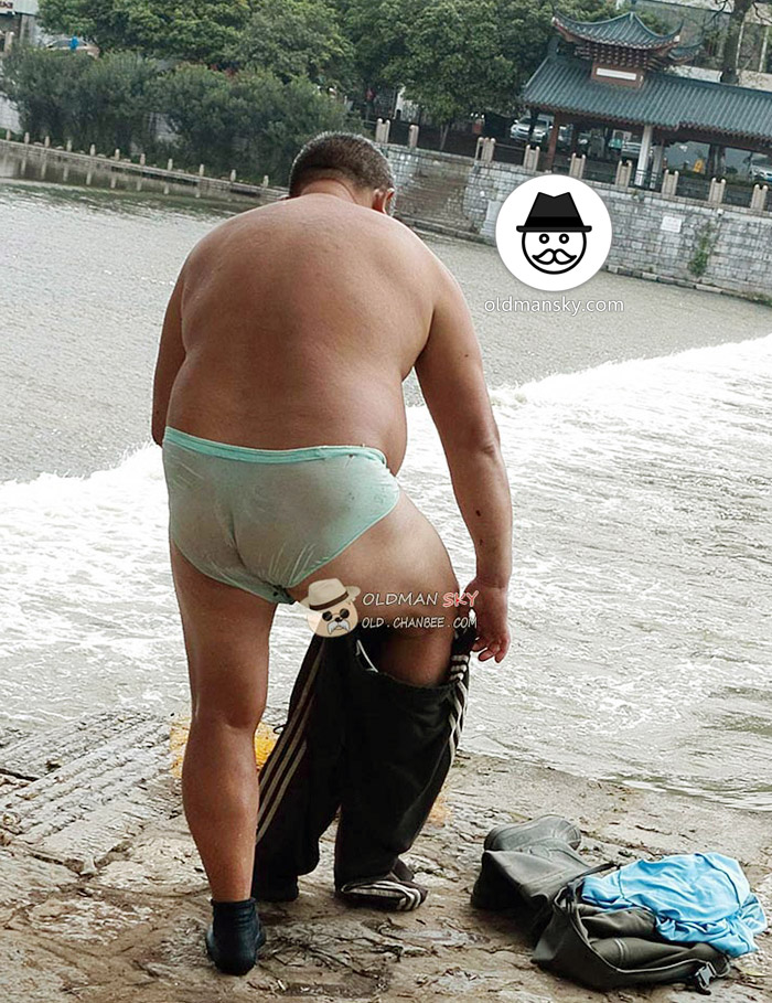 Fat old daddy was fishing with a fishing net by the seaside-15