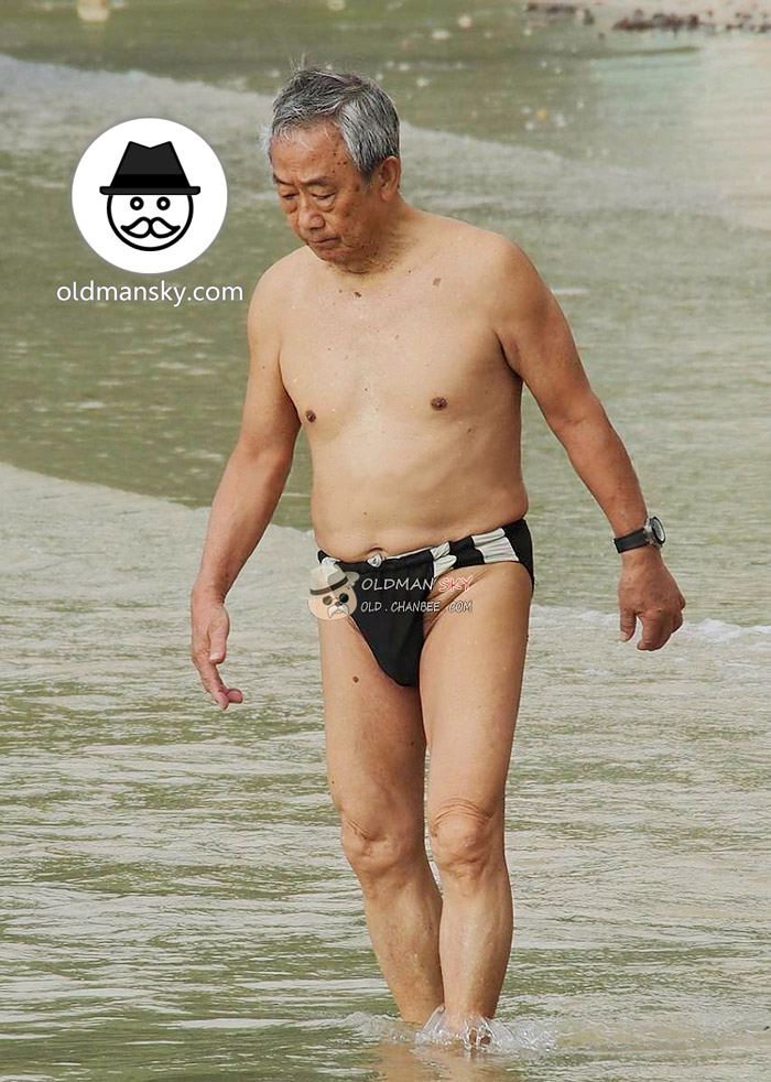 Swimming old man wore a black underwear stood in the water_03