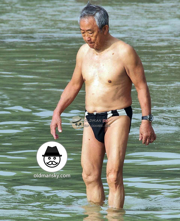 Swimming old man wore a black underwear stood in the water_07