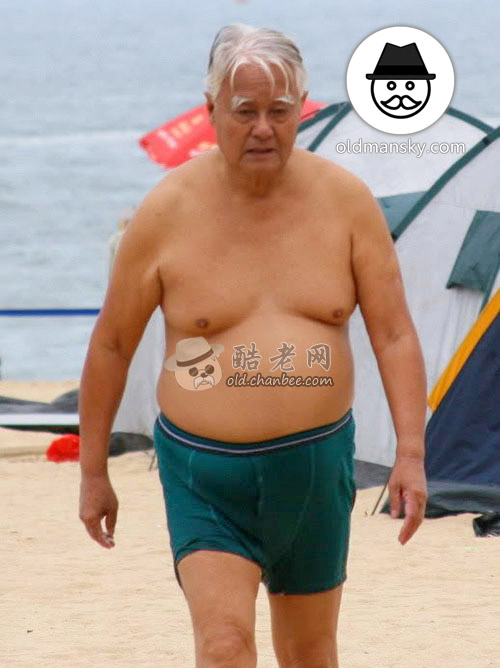 White hair swimming old man wore a boxer underwear walked on the beach_03