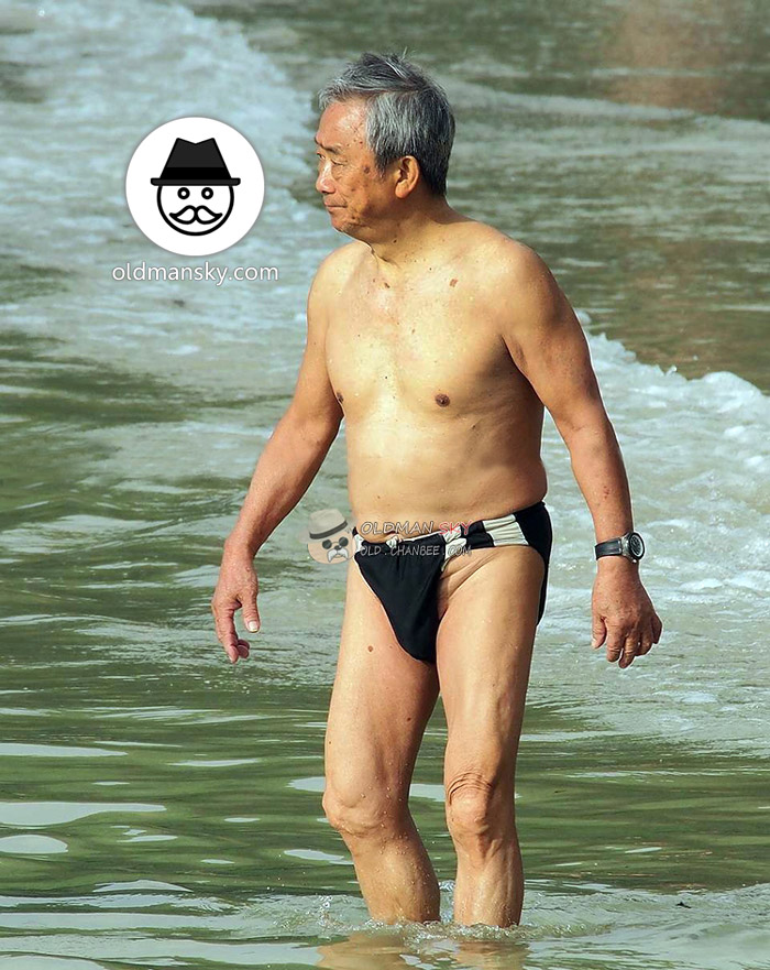 Swimming old man wore a black underwear stood in the water_06