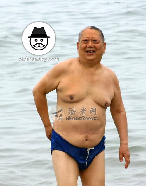 Chub swimming old daddy wore a deep blue underwear at the sea_04