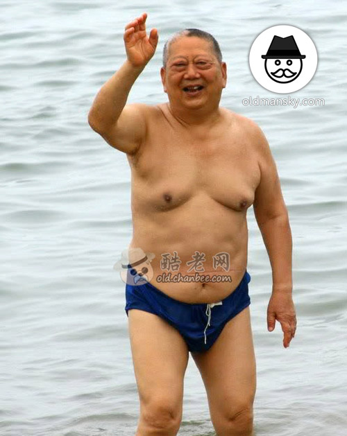 Chub swimming old daddy wore a deep blue underwear at the sea