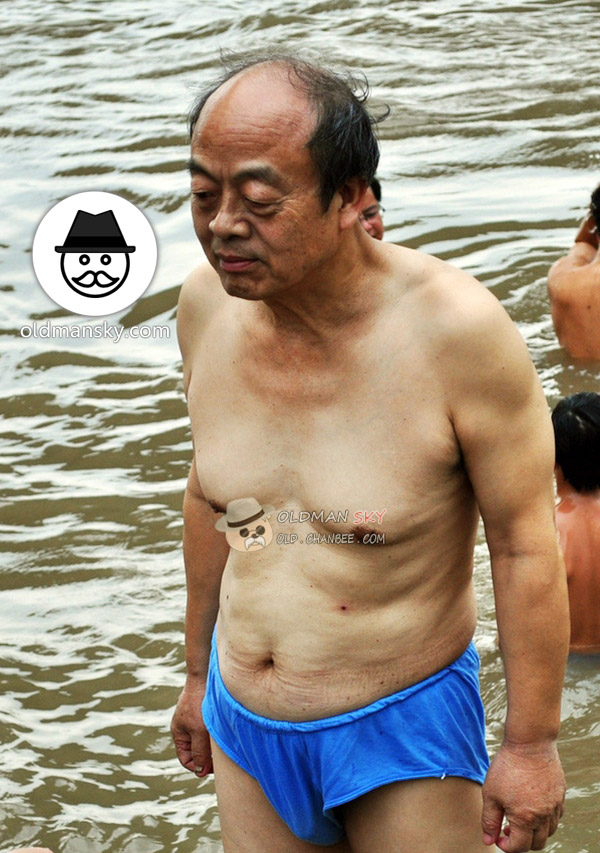 Swimming old daddy wore a blue underwear stood in the water_03