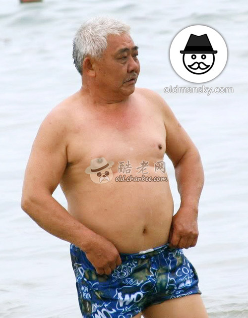 White hair swimming old daddy wore a blue middle pants walked on the beach_03