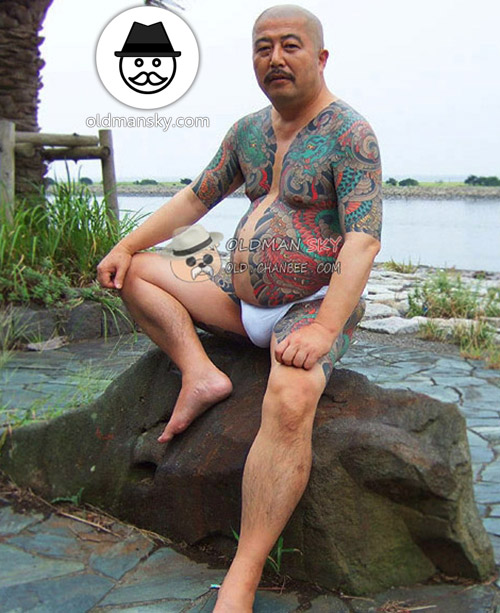 Swimming tattoo old daddy stood and sat by the lake_10