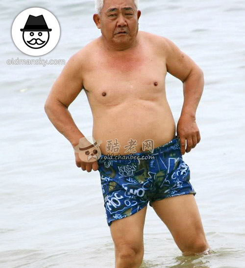 White hair swimming old daddy wore a blue middle pants walked on the beach_05