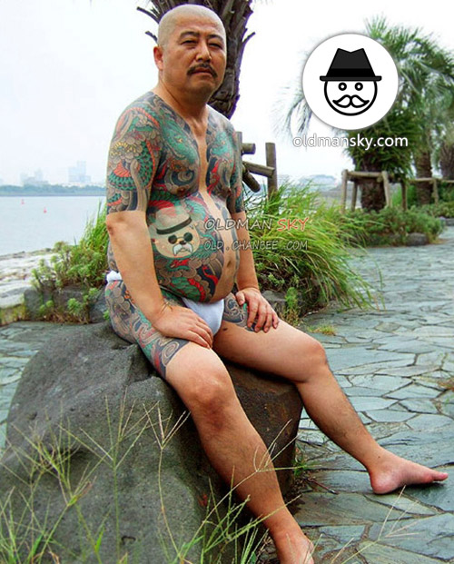 Swimming tattoo old daddy stood and sat by the lake_04