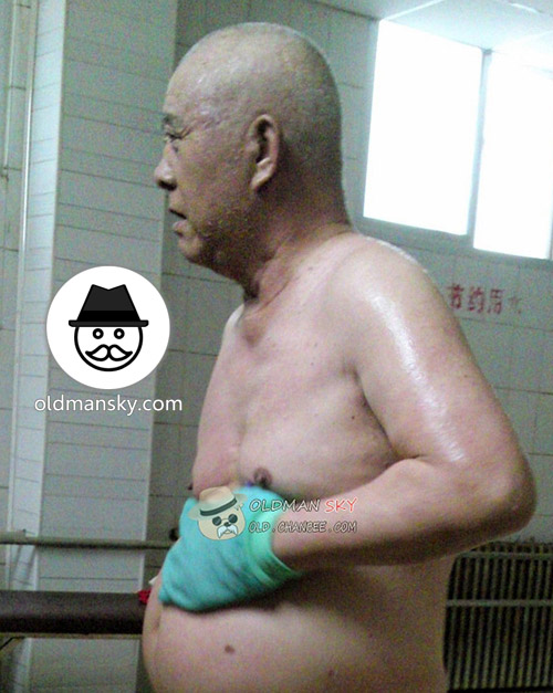 Short white hair old men were bathing in the public bathroom_07