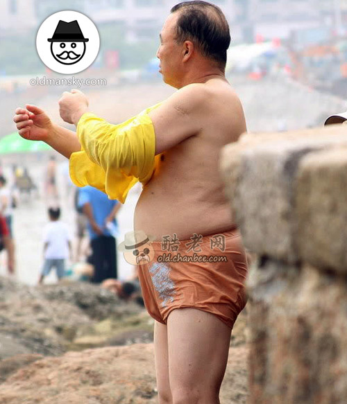 Swimming old daddy wore yellow T-shirt and orange underwear at the sea_04