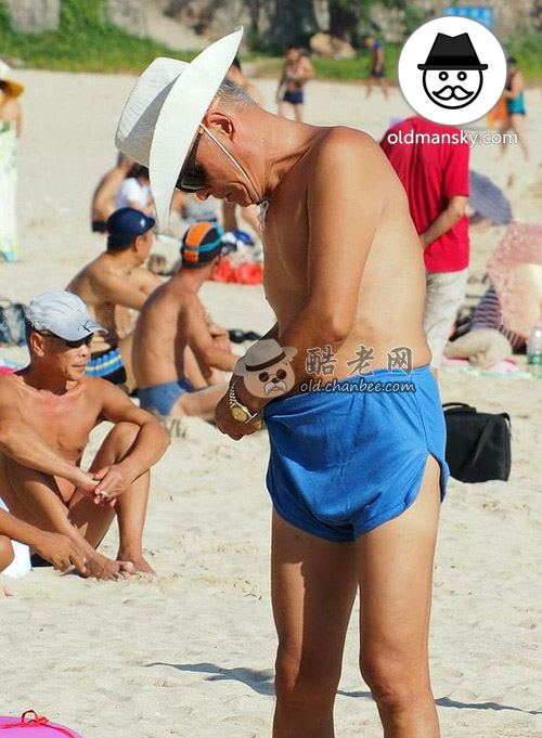 Swimming old man was changing his blue underwear on the beach_04