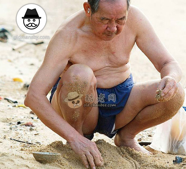 Old man wore a brown underwear on the beach_02