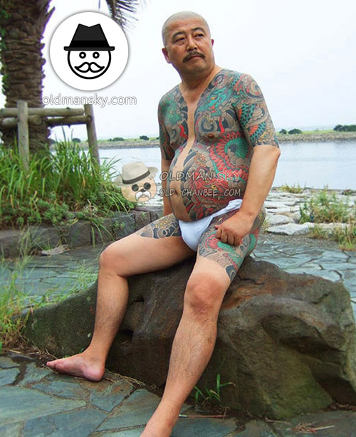 Swimming tattoo old daddy stood and sat by the lake_07