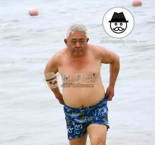 White hair swimming old daddy wore a blue middle pants walked on the beach_06