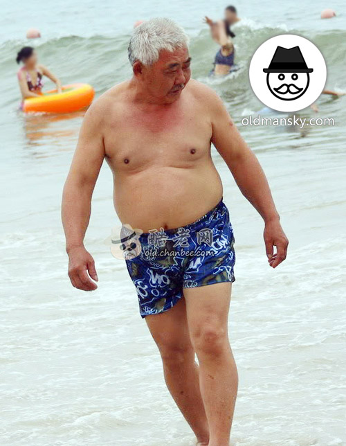 White hair swimming old daddy wore a blue middle pants walked on the beach_08