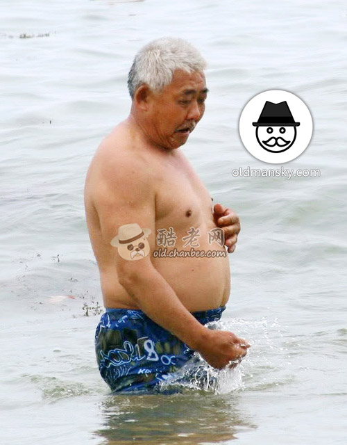 White hair swimming old daddy wore a blue middle pants walked on the beach