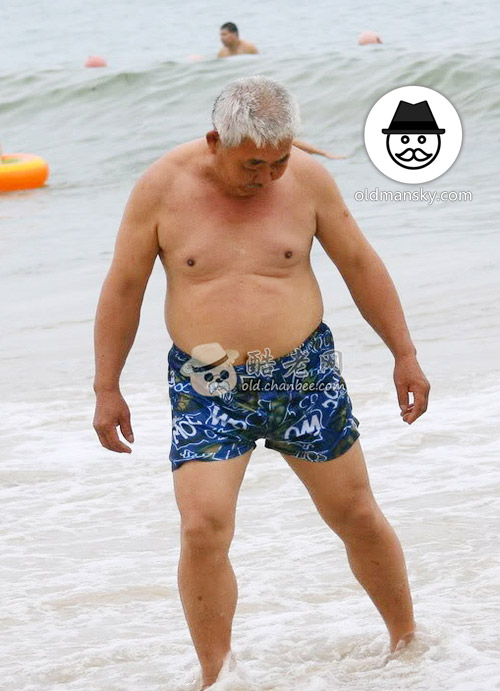 White hair swimming old daddy wore a blue middle pants walked on the beach_07