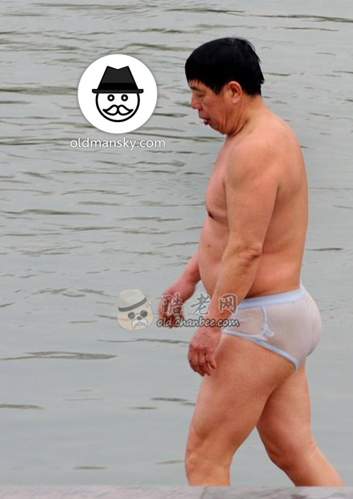 Swimming old daddy wore a white underwear by the river_05