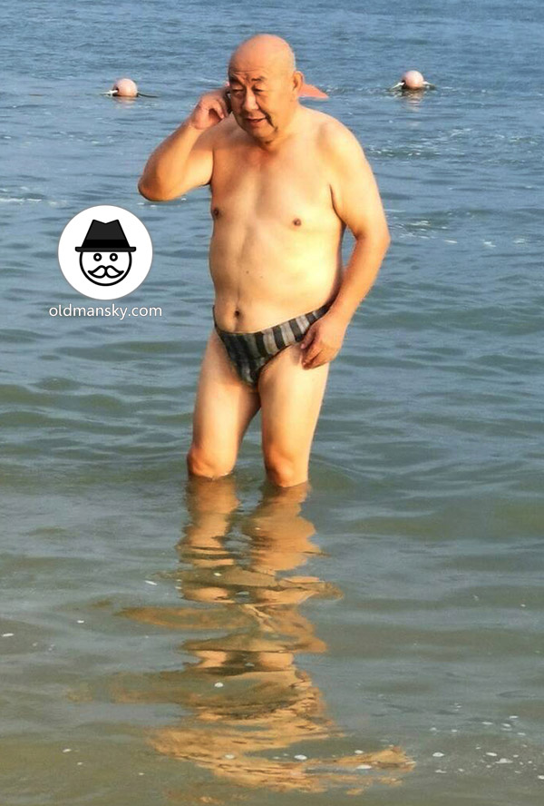 Bald head swimming old daddy wore a strip underwear stood at the sea_04