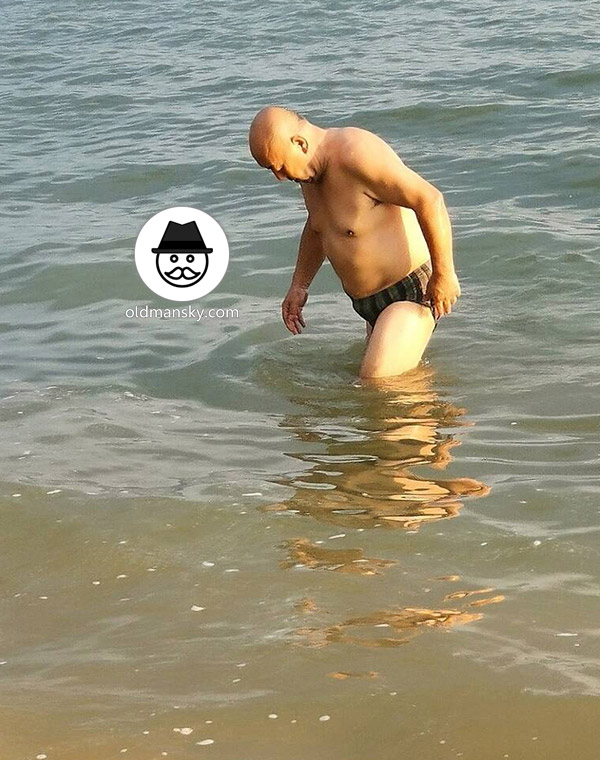 Bald head swimming old daddy wore a strip underwear stood at the sea_06