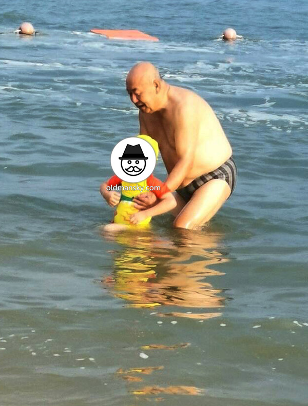 Bald head swimming old daddy wore a strip underwear stood at the sea_02