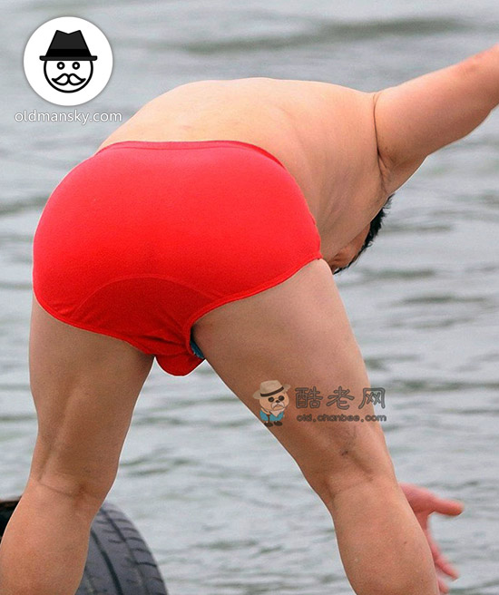 Swimming daddy wore a red underwear stood by the river_05