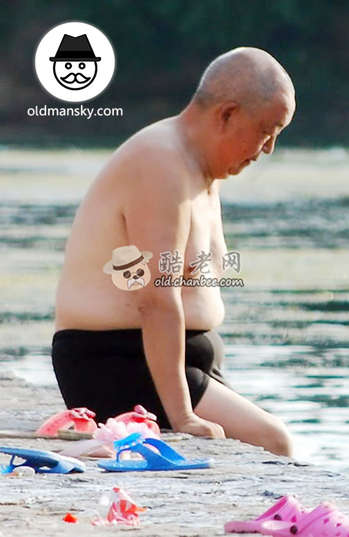 Short white hair old man wore a black underwear went swimming by the lake_06