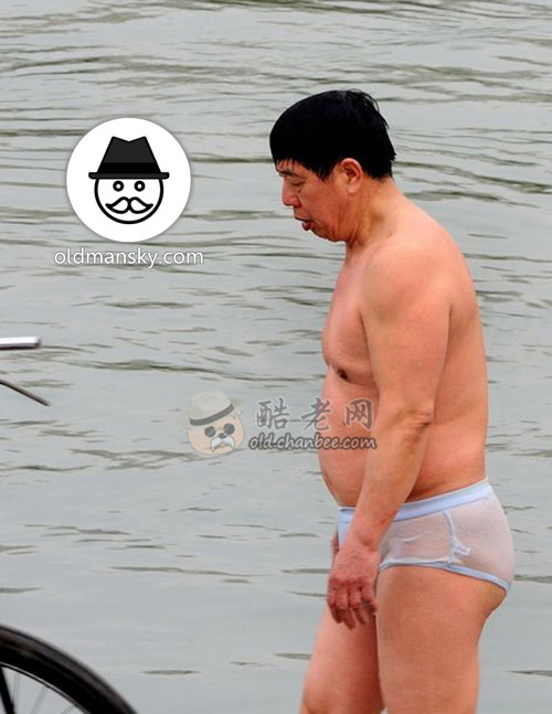 Swimming old daddy wore a white underwear by the river_06