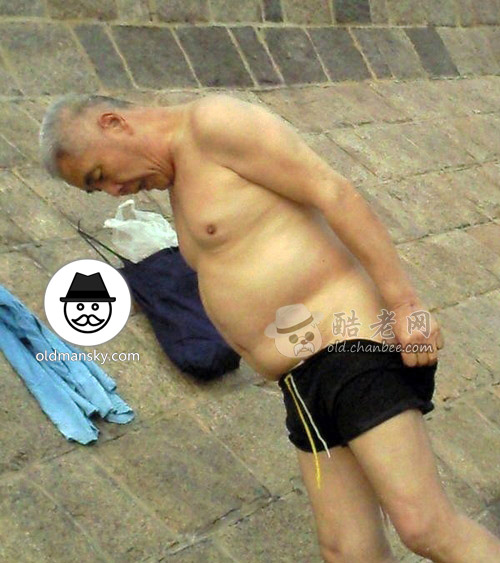 Swimming old daddy wore a black underwear was wiping his body_08