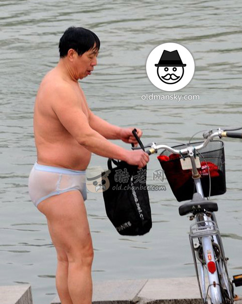 Swimming old daddy wore a white underwear by the river_11