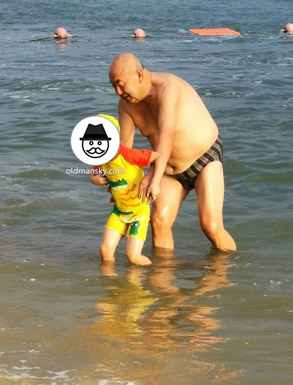 Bald head swimming old daddy wore a strip underwear stood at the sea_03