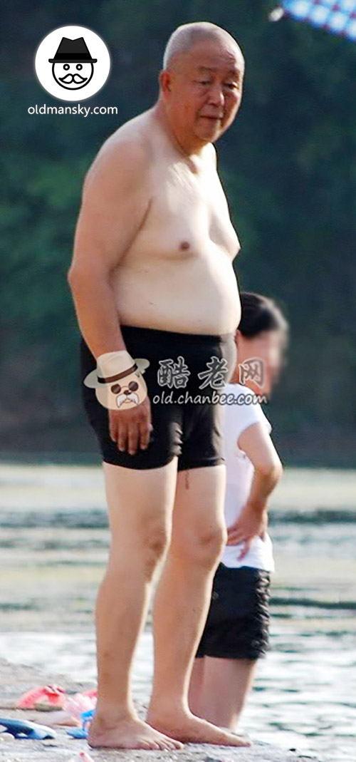 Short white hair old man wore a black underwear went swimming by the lake_05