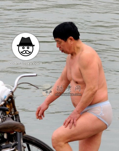 Swimming old daddy wore a white underwear by the river_07