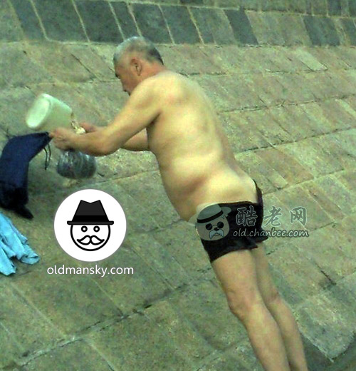 Swimming old daddy wore a black underwear was wiping his body_04