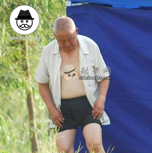 Short white hair old man wore a black underwear went swimming by the lake_03