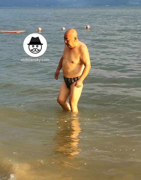 Bald head swimming old daddy wore a strip underwear stood at the sea_07