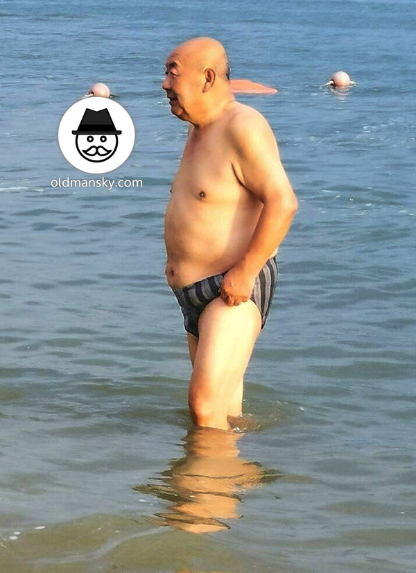 Bald head swimming old daddy wore a strip underwear stood at the sea_05