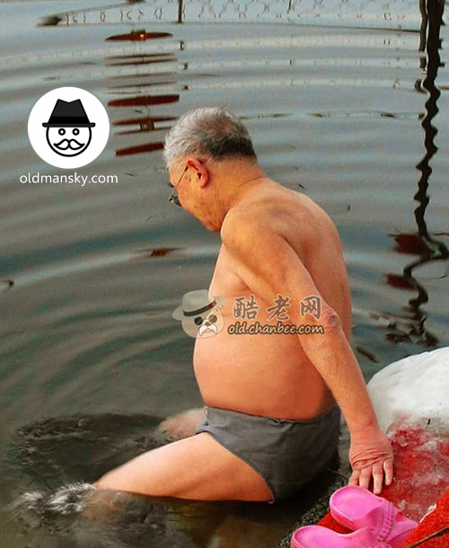 Silver hair glasses old man went swimming by the lake of park_11